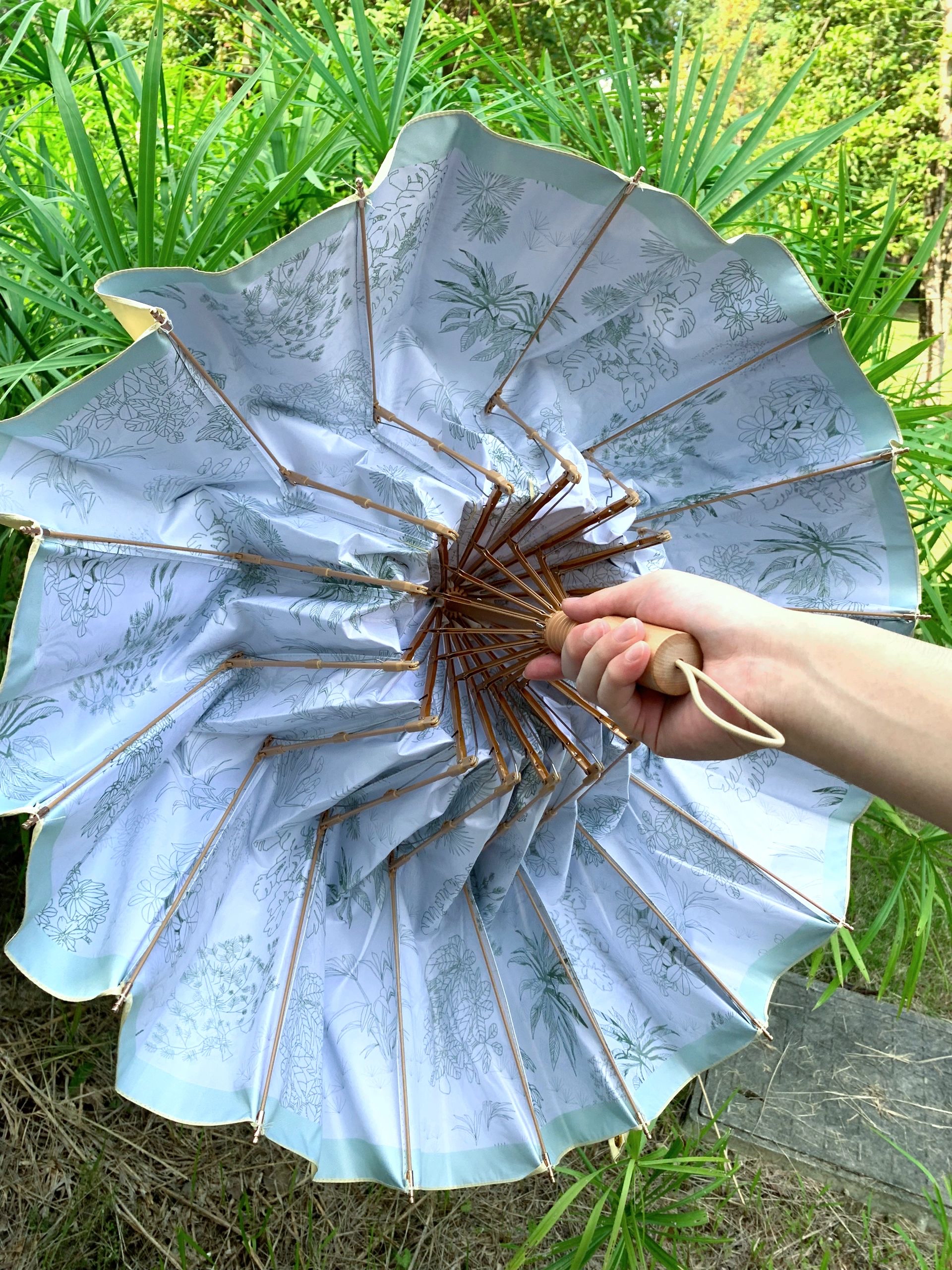 彩胶防晒涂层,防晒效果好 疏水材质,下雨天也不怕 	 #晴雨两用伞