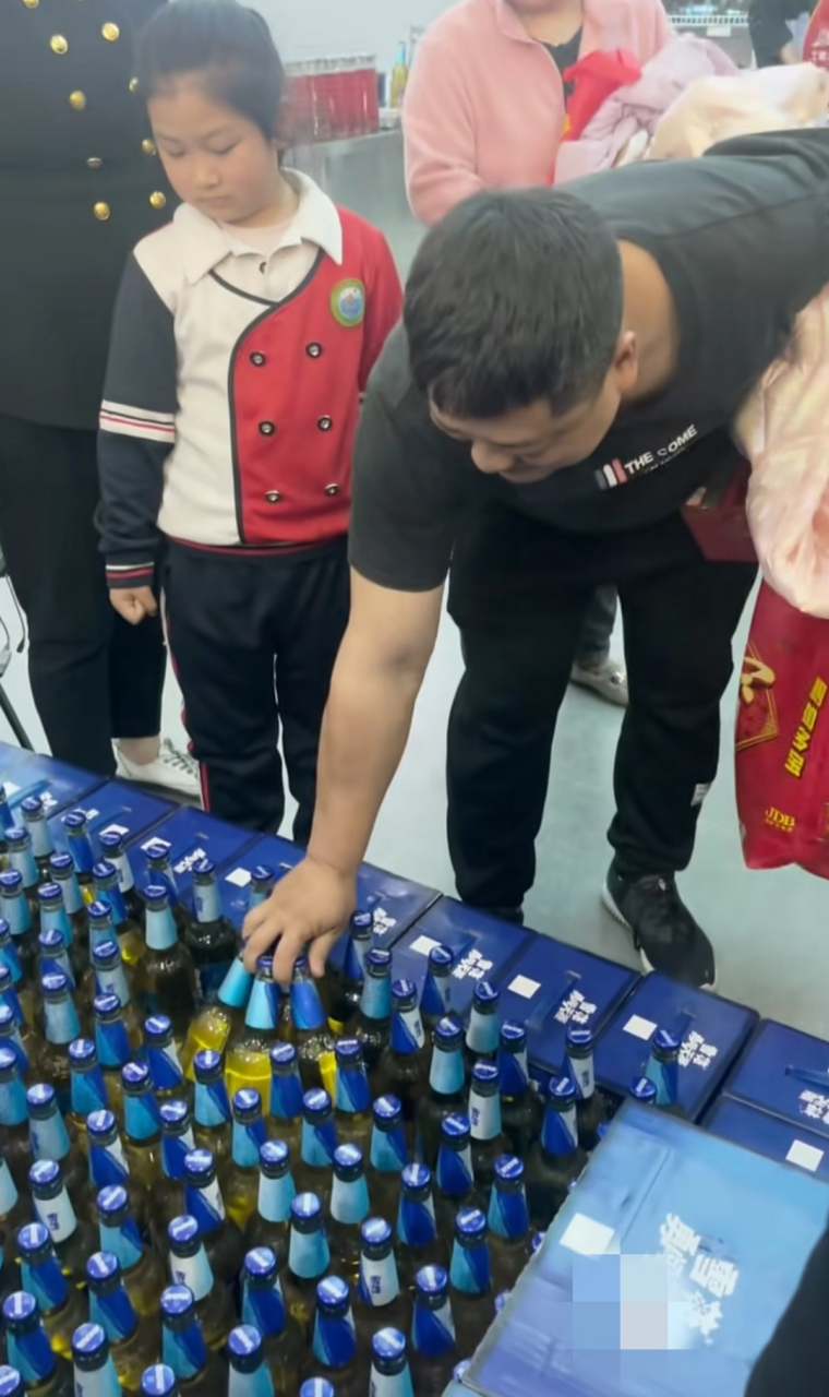 单手拿六瓶啤酒,厉害了我的哥,一般人估计做不到啊!