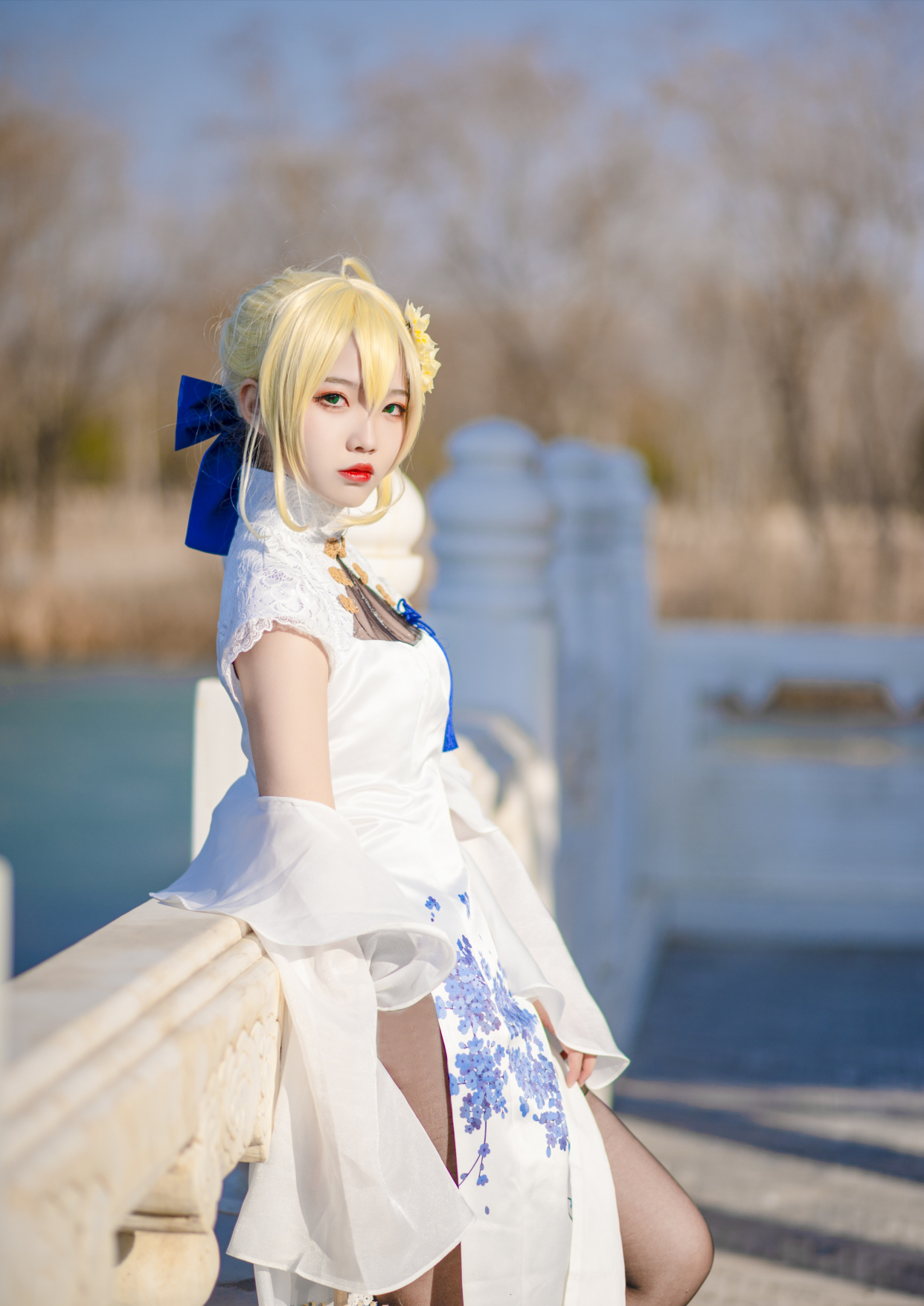 湖边石桥上,撑着油纸伞,穿上旗袍的saber,这样的吾王你喜欢吗