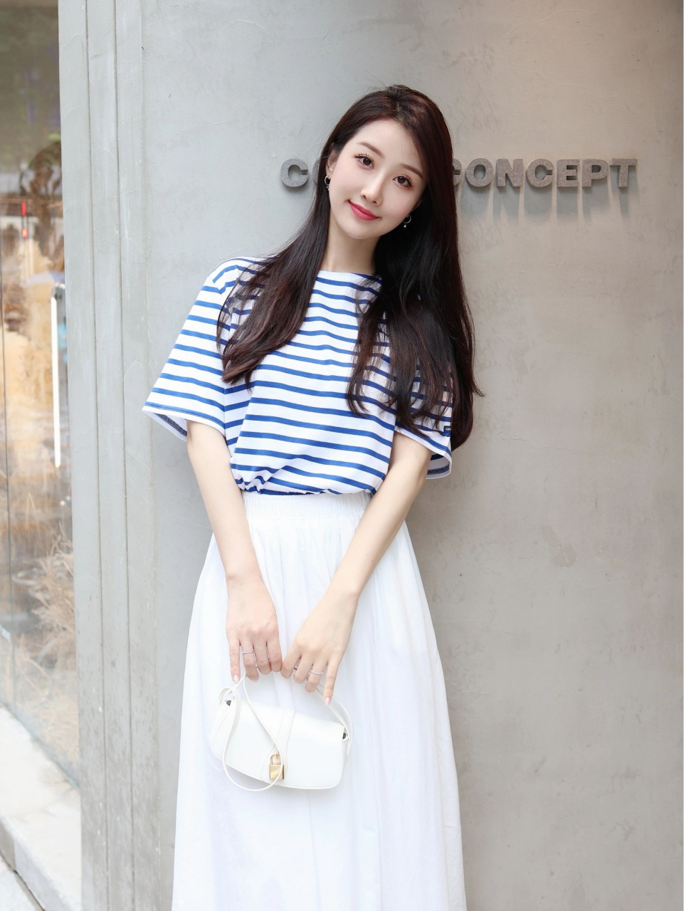 夏日约会淑女范穿搭,白色连衣裙更显文静气质!