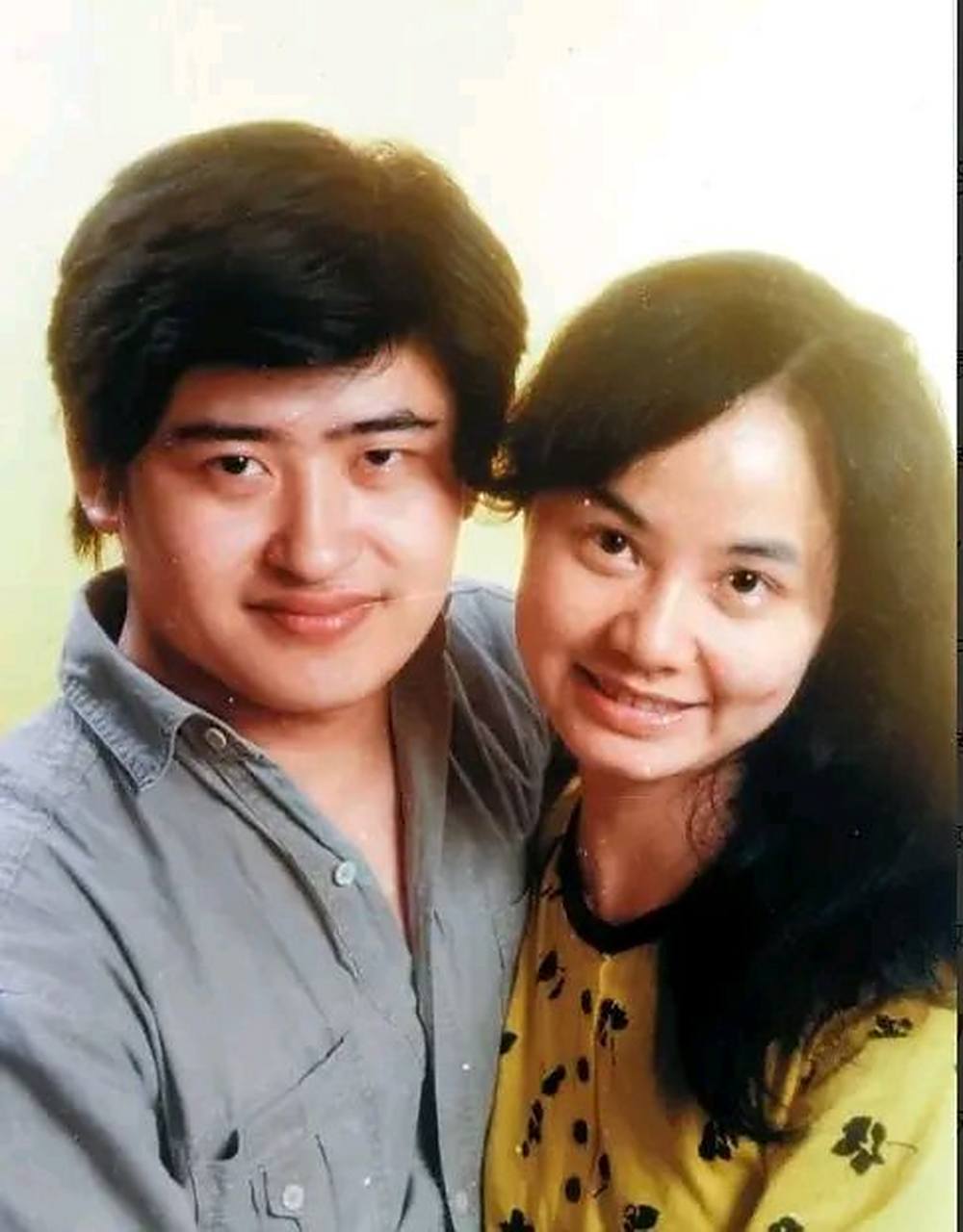 1987年,刘欢跟湖南台的女主持人卢璐,认识才9天,便向其求婚了,不料,还