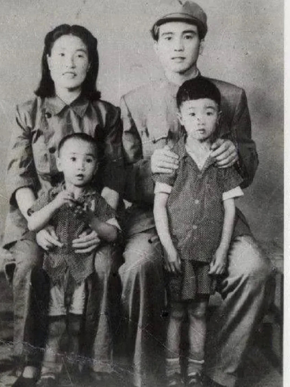 50年代,刘青山和妻子以及子女的一张罕见留影.