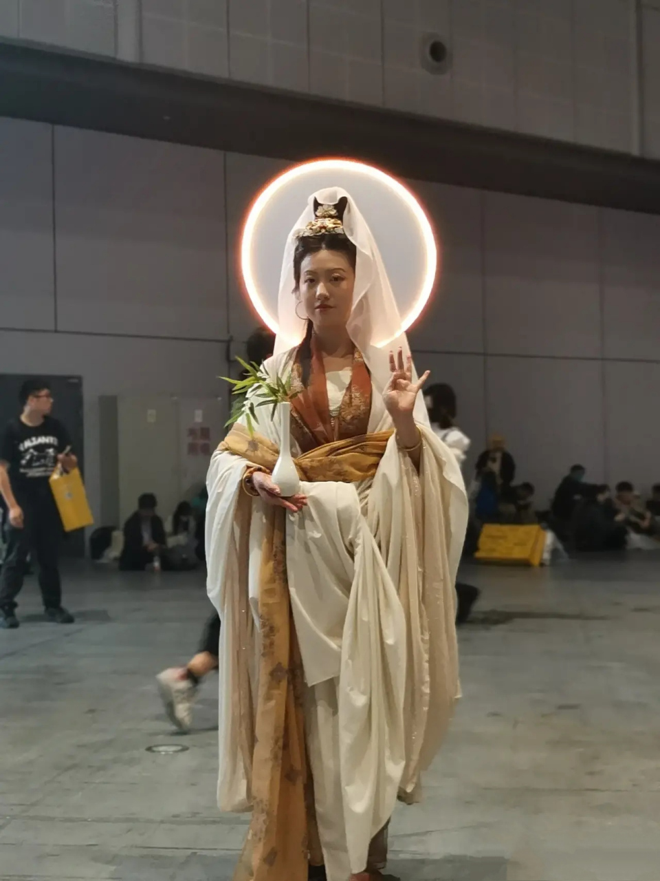 5月3日,上海cp29漫展惊现cos"观音菩萨" ,漫迷纷纷上前参拜.