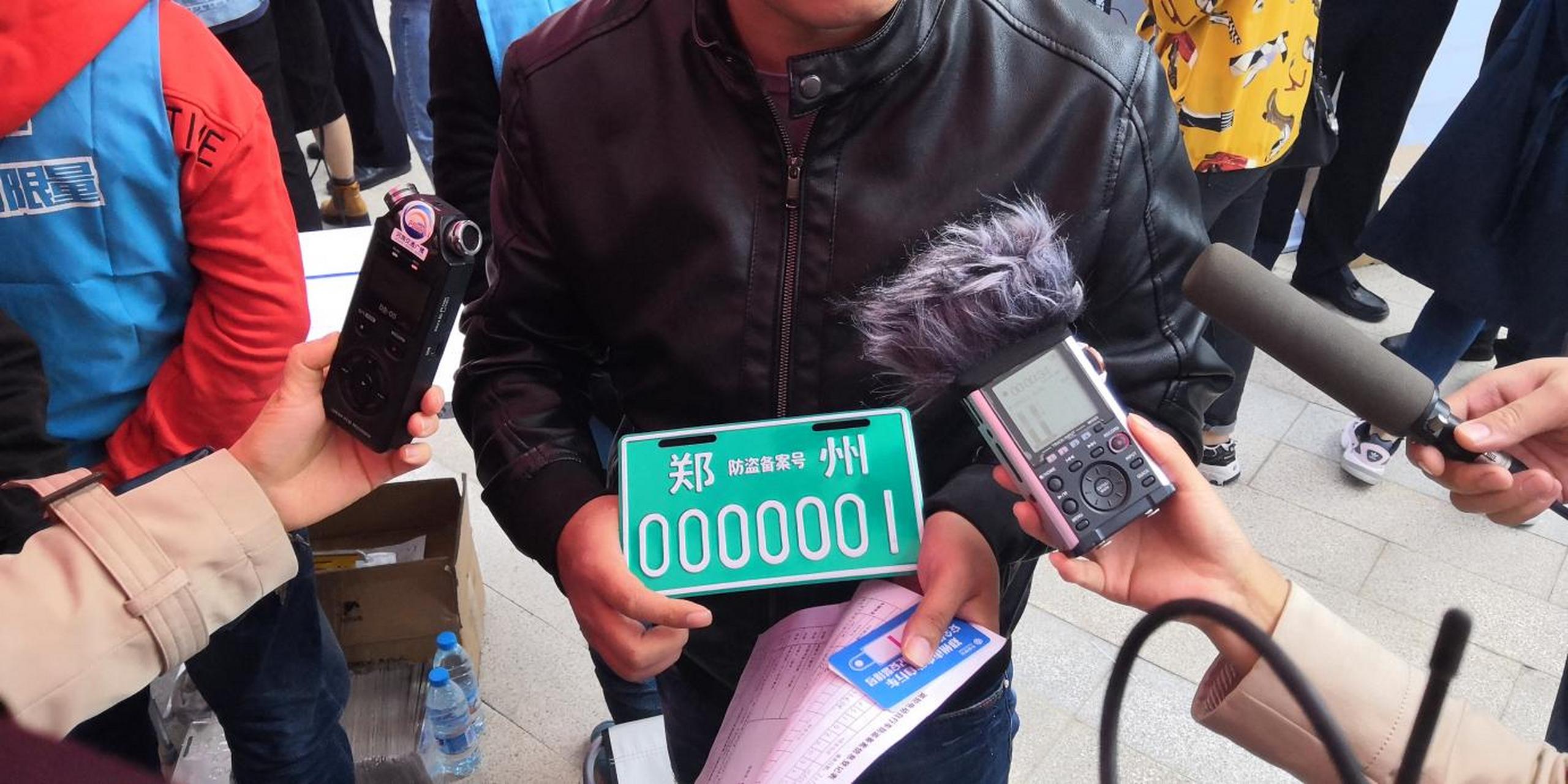 前几年郑州电动车刚开始上牌时,都是去更换点预约免费更换