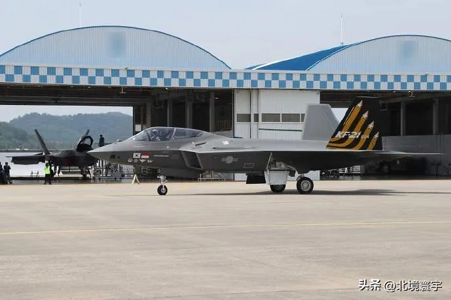 韩国kf-21隐身战斗机的速度,一年就可以推出双座机,并且实现空空导弹