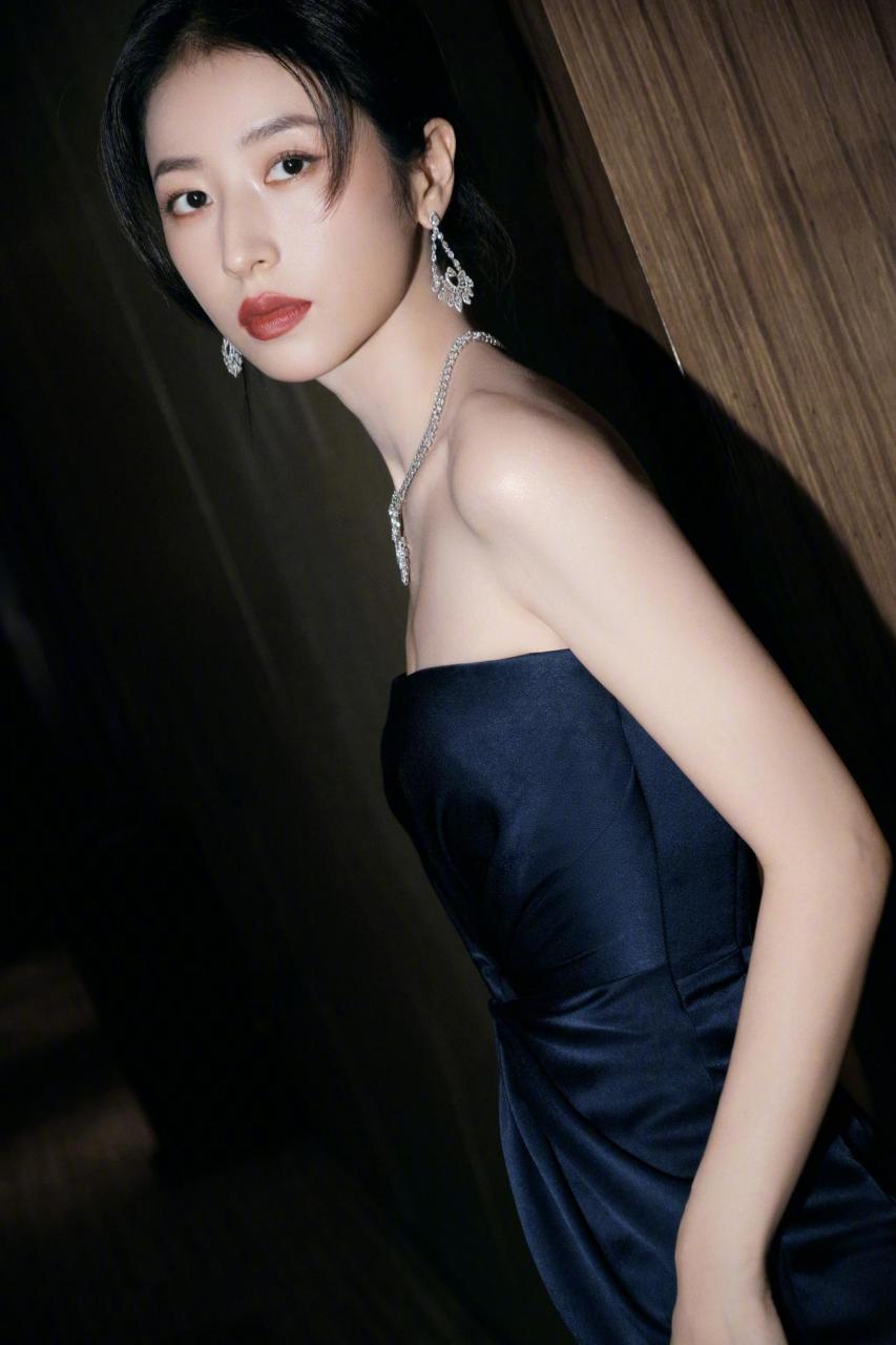 周雨彤丨再胖10斤才更美!#明星生图大赏# #我们都爱聊八卦# #娱乐