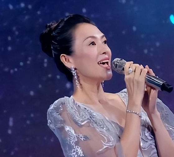 肖战章子怡湾区晚会偶遇,出场顺序引网友争议,唱功不分高下