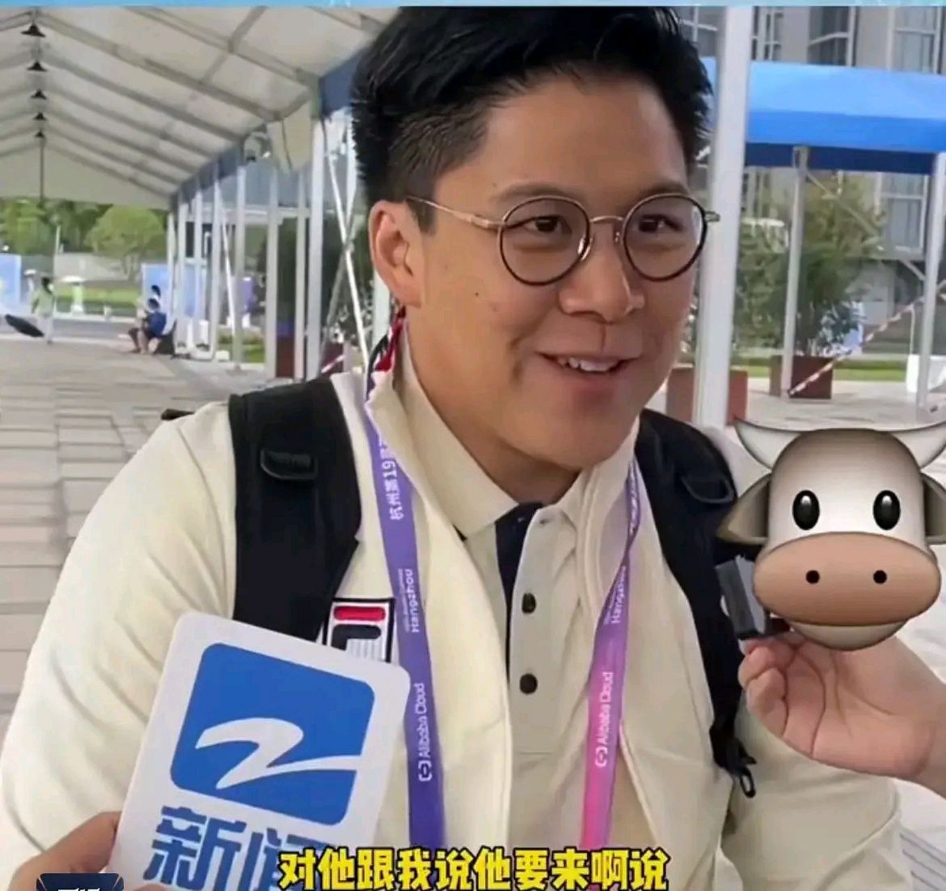 霍启刚的身材维持的不错,他戴着一款眼镜,还背