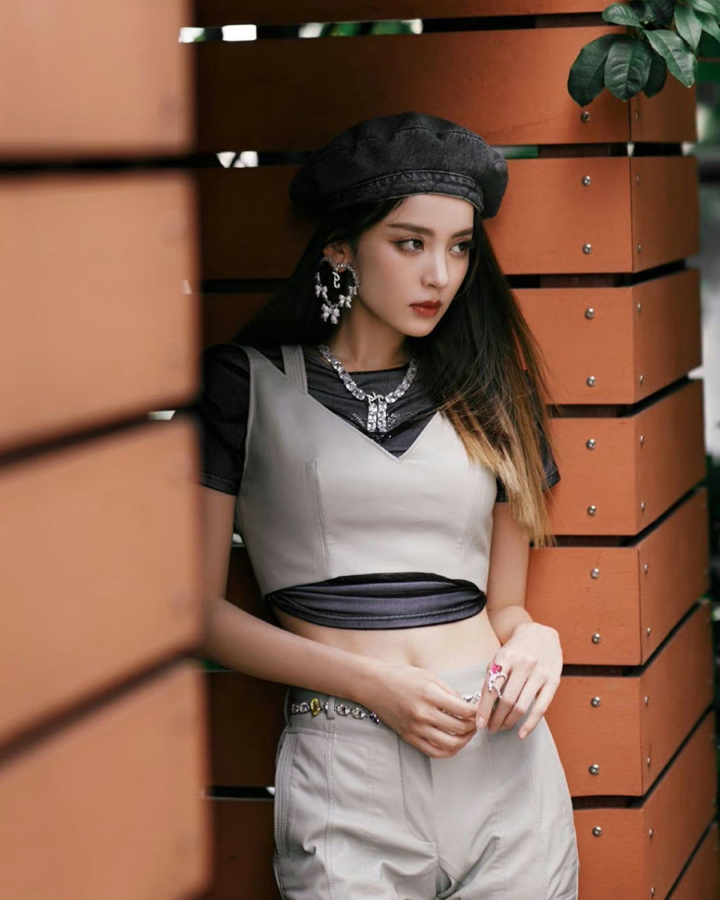 古力娜扎# 贝雷帽搭帅气露脐背心套装,甜美清纯的容颜,窈窕曼妙的