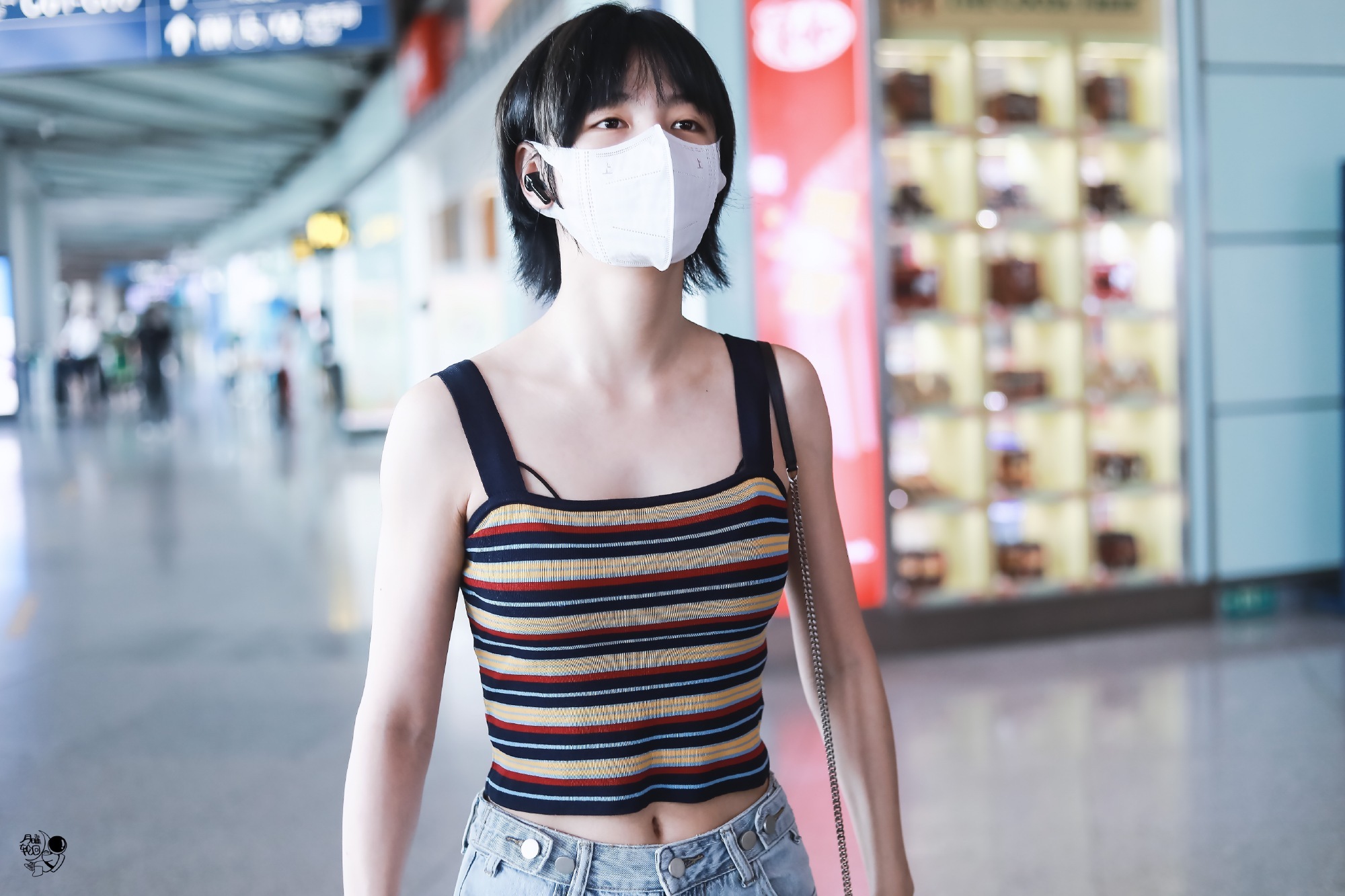 赵粤机场饭拍,拼色条纹针织背心搭配高腰浅色牛仔,帅气的妹妹