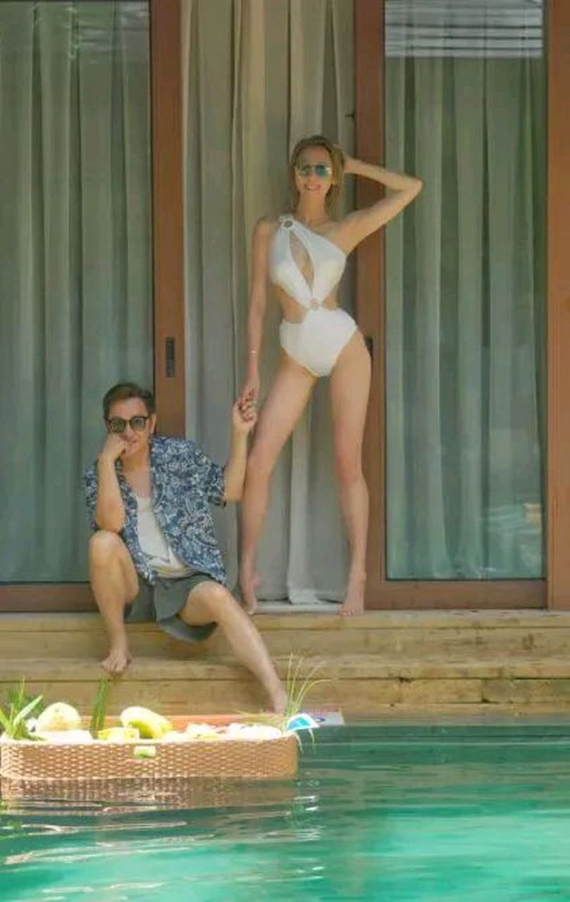 妻子蒋丽莎身穿白色比基尼,大秀傲人的身材,纤细的腰肢和修长的美腿