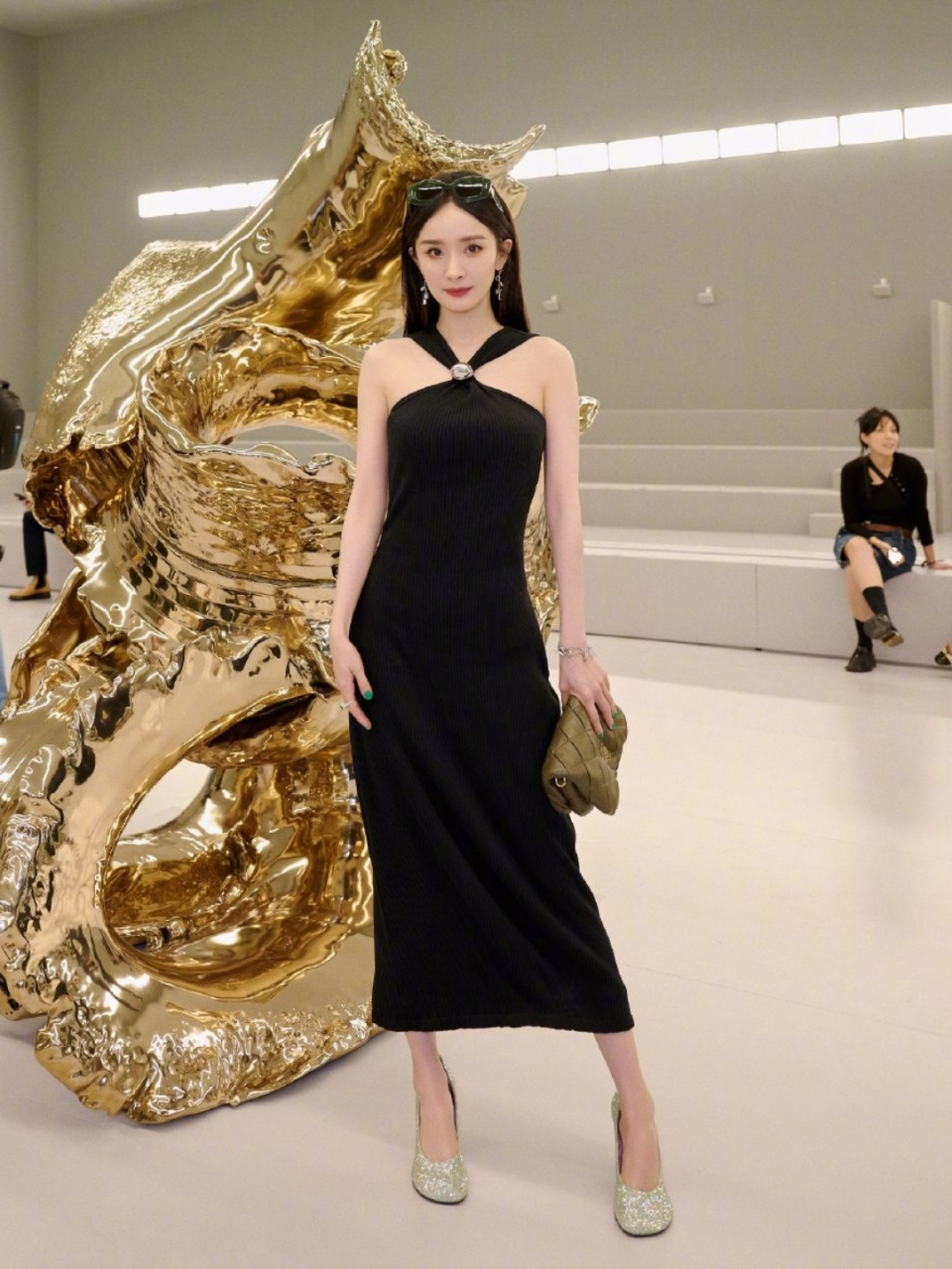 杨幂去看秀状态特别松弛,一袭纯黑礼服就足够成为全场焦点,她已经过去