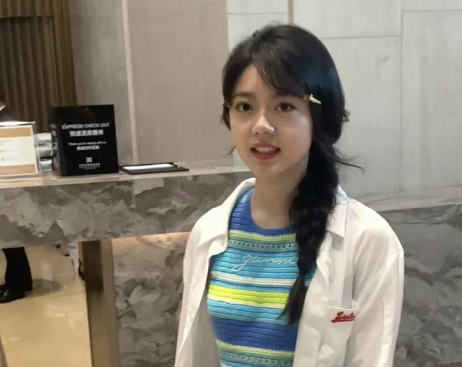 赵今麦你好星期六上班路透,脸肉肉的,生图好能打