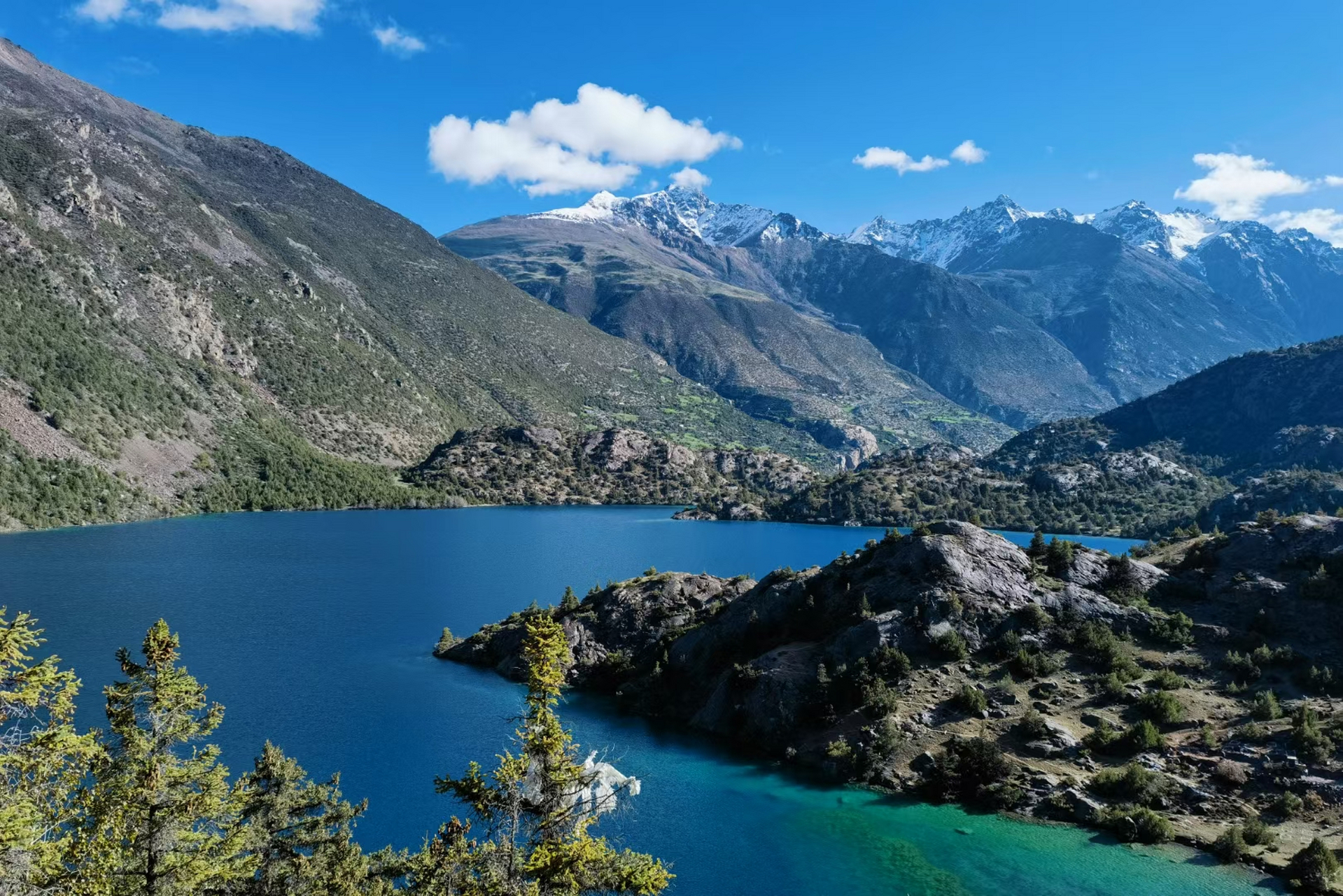 三色湖位于西藏昌都地区边坝县普玉一村境内,又名"普玉三色湖",分别为