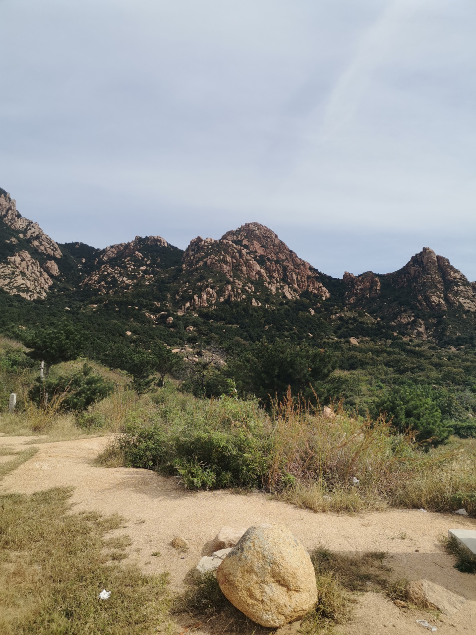 秦皇岛市抚宁区有八大盛景,兔耳山占两个:"兔耳笼云"和"佛岩瀑布".