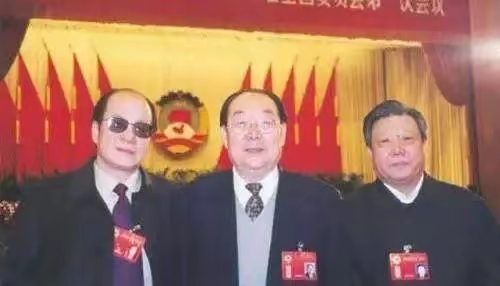 公安厅厅长艾丕善外出巡查被非法设卡拦截,他说:你们是什么人?