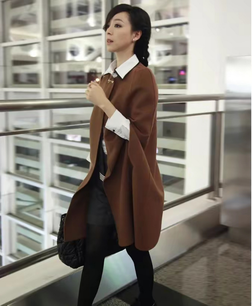 张静初终于想开了,黑色丝袜搭配咖啡色风衣尽显贵妇风姿!