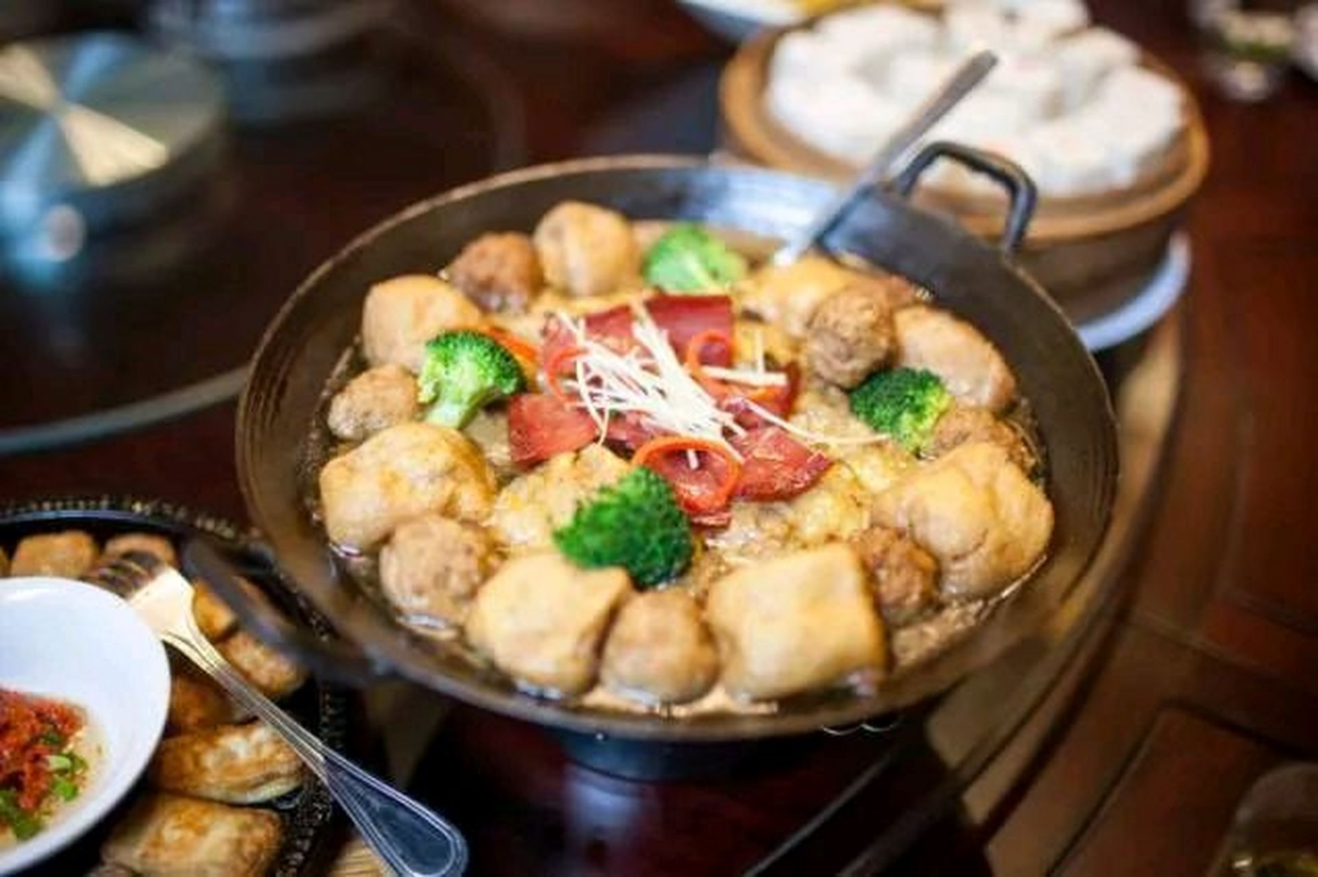 孔府一品锅是一道融合了中西风味的独特美食,由中国传统的火锅和西方