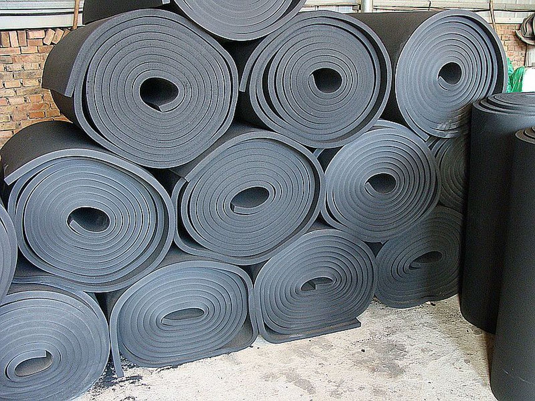 橡塑板也叫橡塑保温板,说通俗点就是用橡塑制作而成的保温材料,因为其