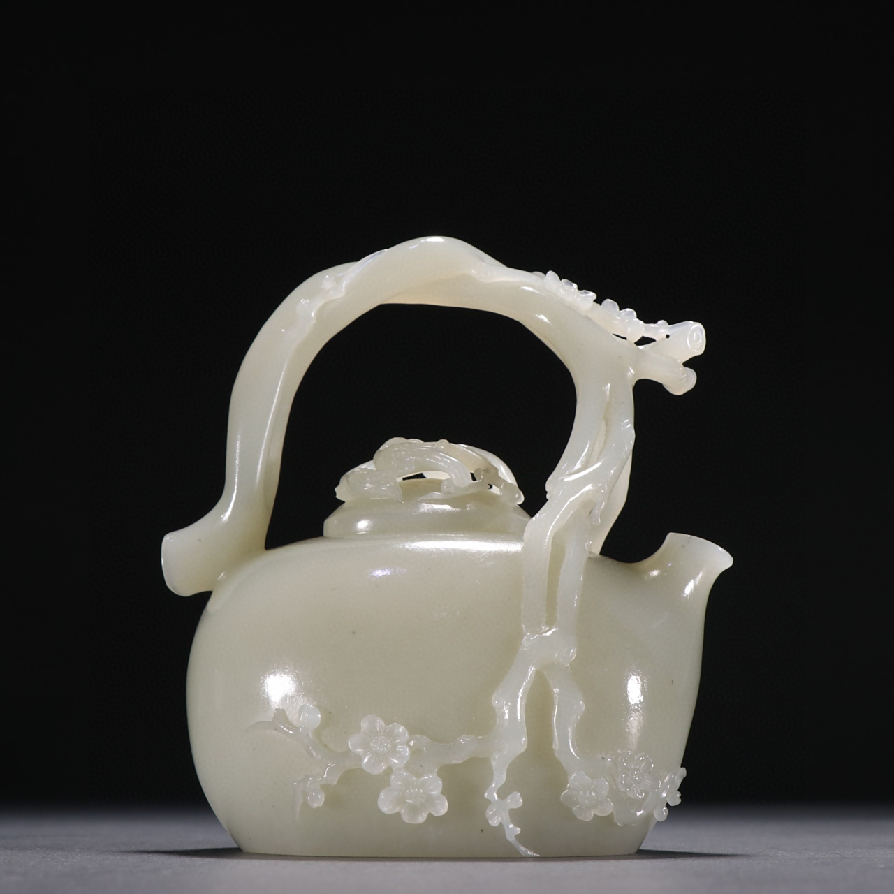 清代 和田玉籽料梅花纹提梁壶. 规格:高10.5㎝宽9.5㎝重265g