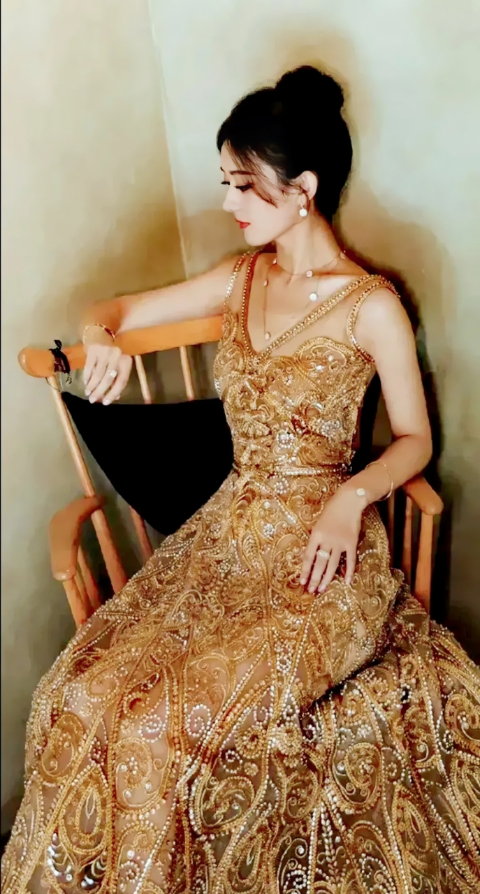 赵丽颖金色礼服造型优雅美丽#娱乐大赏# #一眼沦陷# #惊艳瞬间