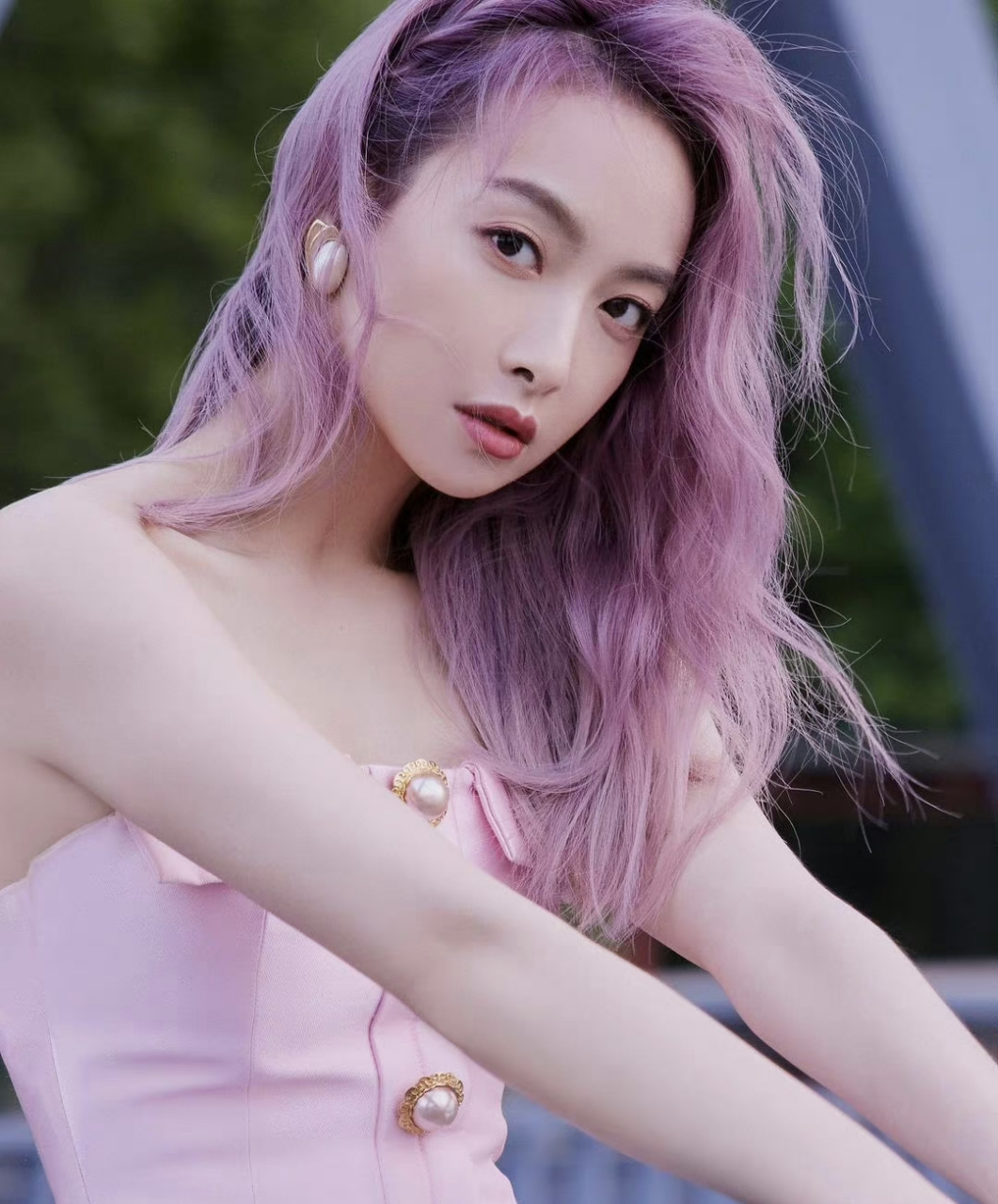 宋茜身着露肩修身长裙,优雅明媚显气质,笑起来真好看!