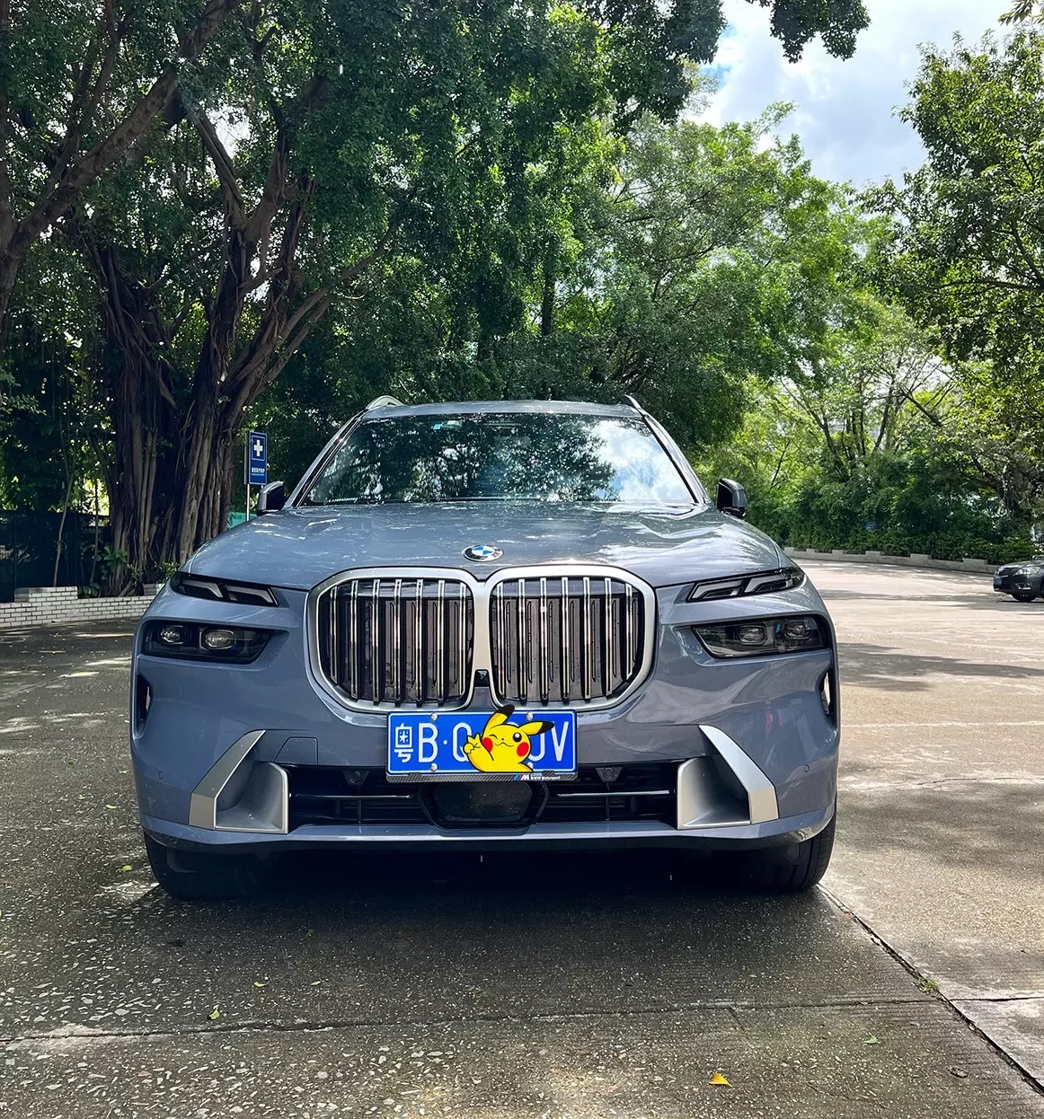 广东24岁小伙花118万提辆宝马x7后表示:没考虑过陆巡和570