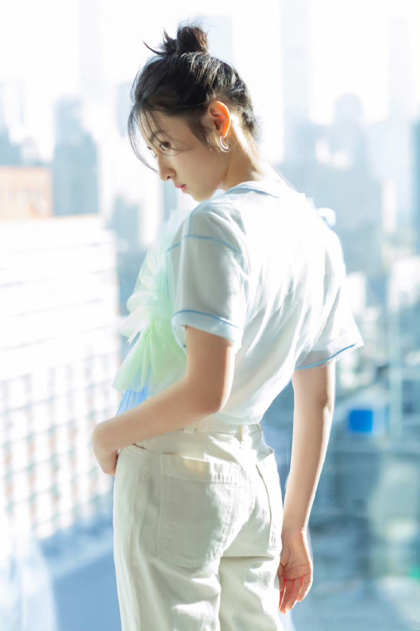 你们喜欢的 周冬雨跟张子枫  两位你能get谁的美 [偷笑][偷笑][偷笑]