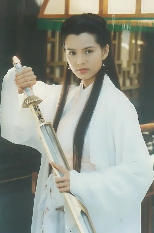 剧《神雕侠侣》中饰演了冷傲出尘又明艳绝伦,天姿灵秀且通透豁达的小