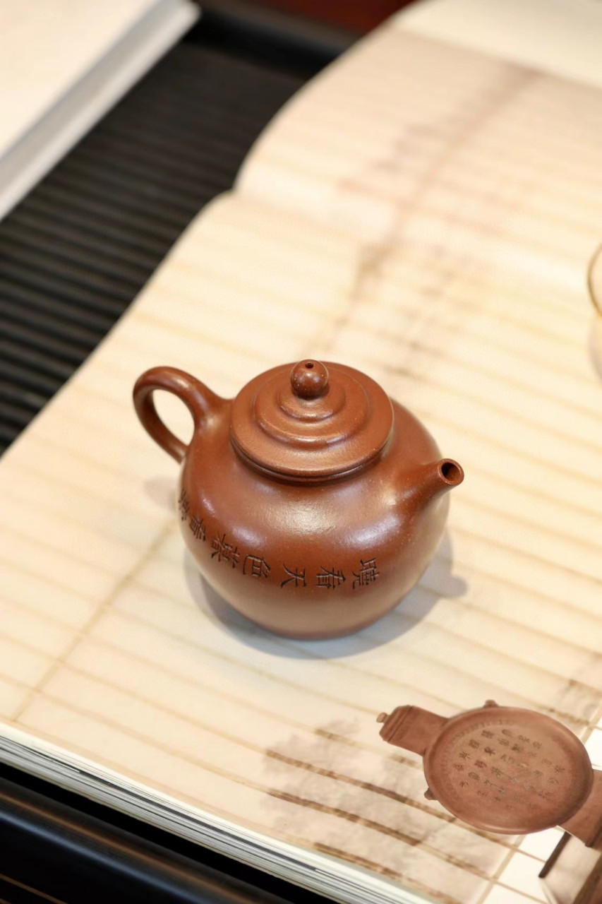 大彬橄榄|优质降坡泥|220cc|全手  盖微穹,由三条弦纹凹线构成,珠形钮