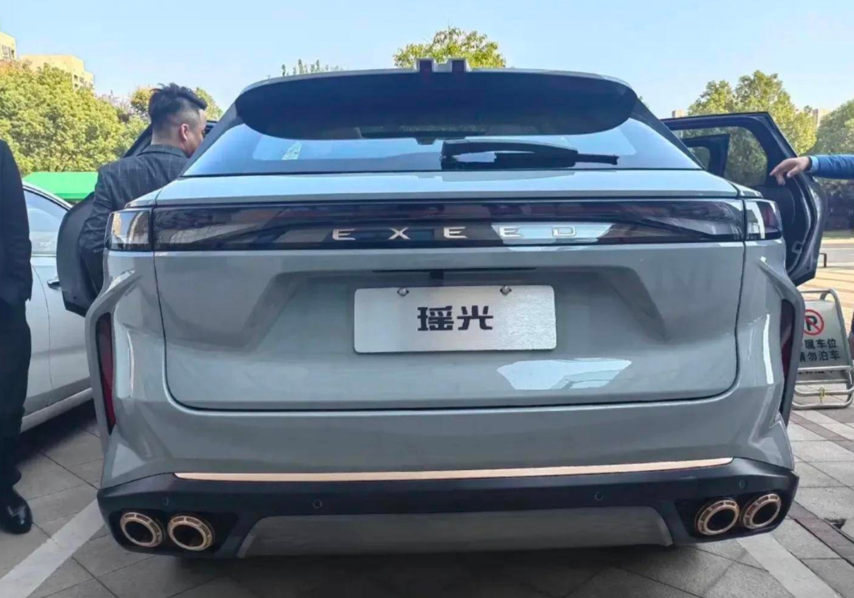 星途瑶光实车出街,试水奇瑞自研8at,大五座,曲面屏