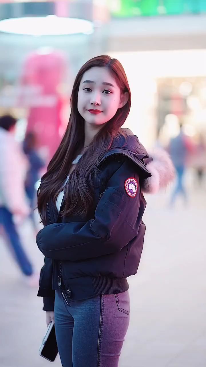 美女回头的瞬间,可爱爆了!