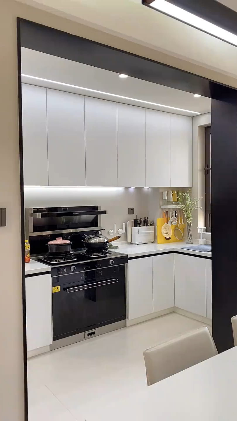 太喜欢这样的厨房吊顶了 石膏板配上筒灯线性灯效果还是可以的