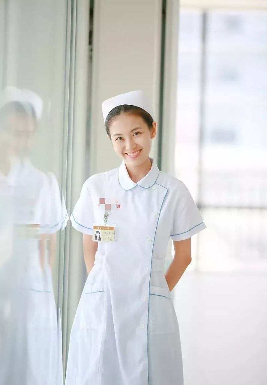 医院里总有一群美丽的护士小姐姐, 她们身着白色的制服,笑容甜美如花.