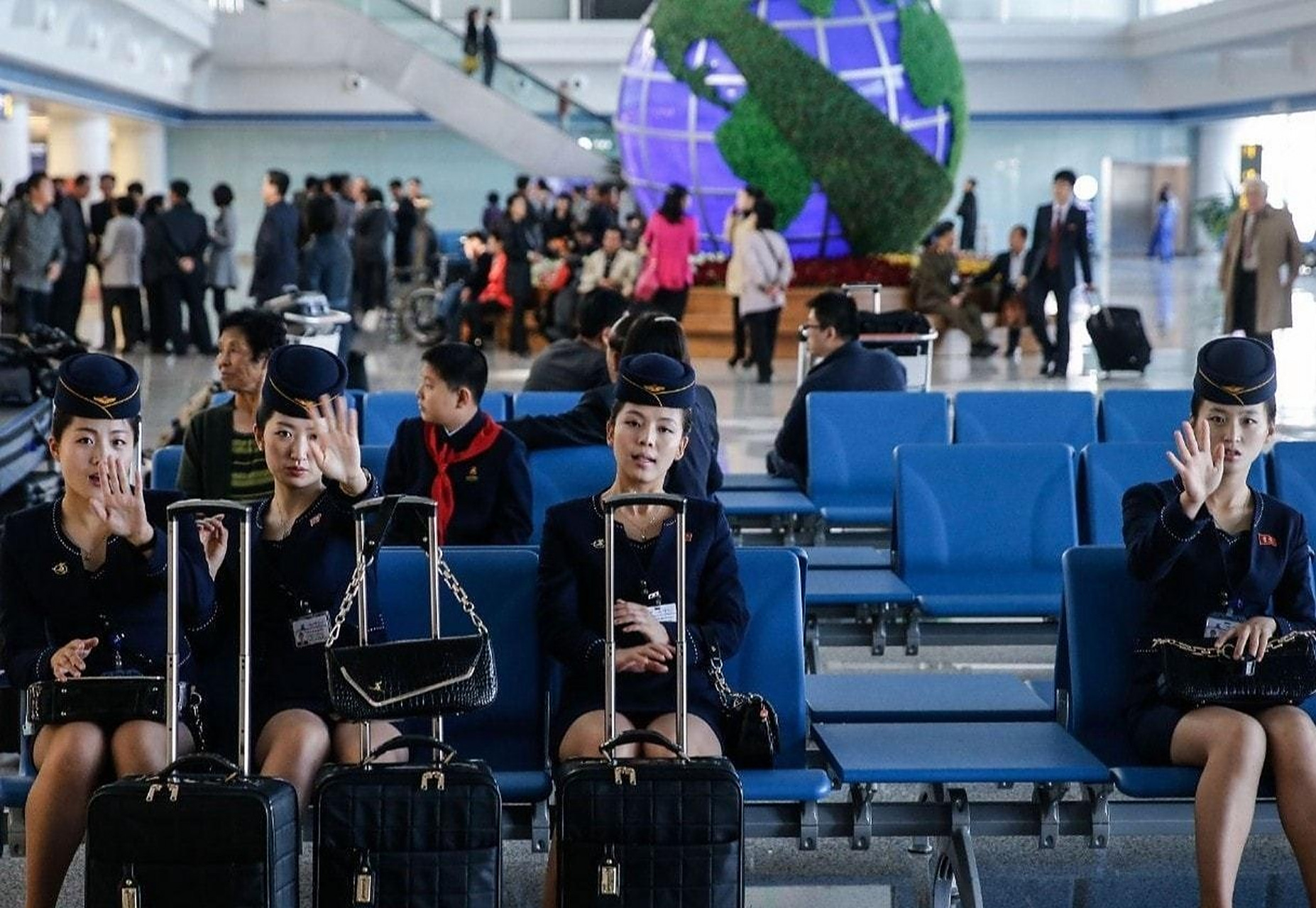 这个图片是朝鲜的航空空姐,穿衣打扮相比于别的公司有点保守,但是颜值