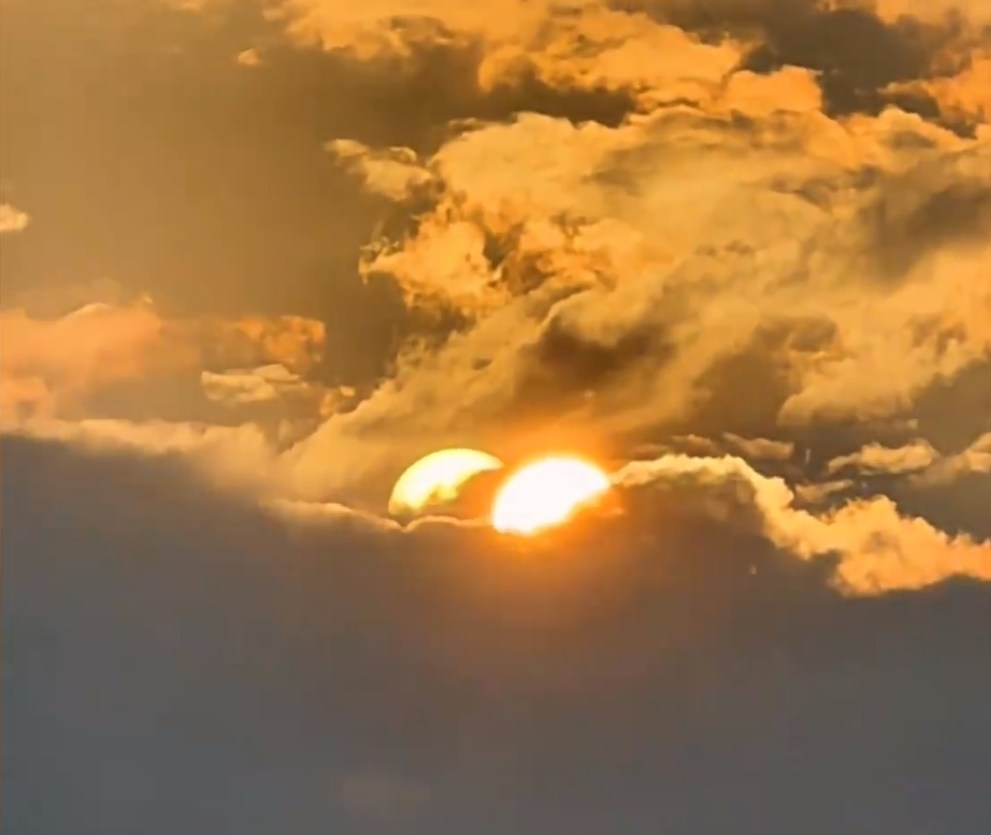 四川宜宾一男子拍到天上出现两个太阳,一前一后藏于云层中!