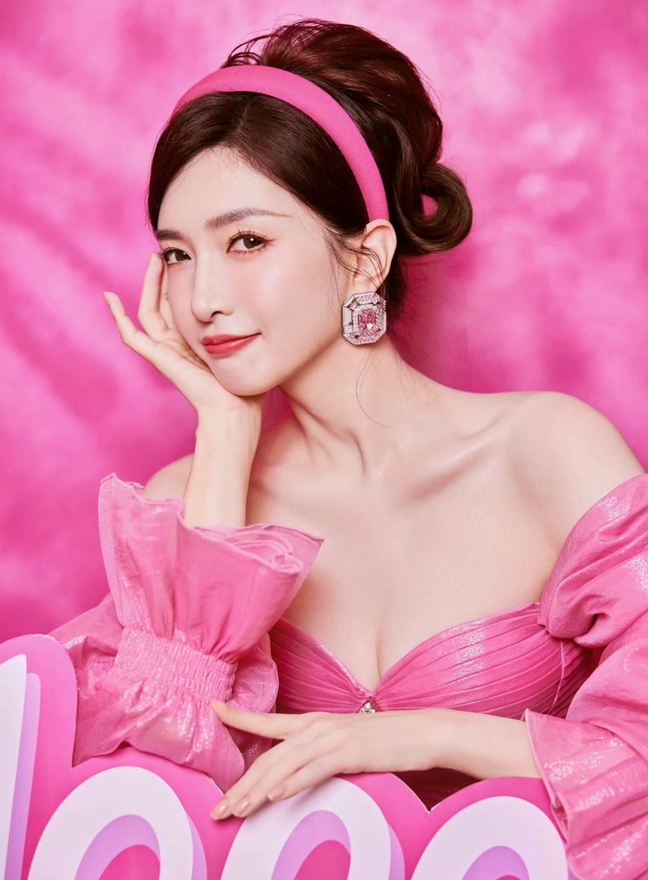 江疏影身穿粉色蕾丝连衣裙,粉色羽毛项链和粉色高跟鞋,像是从梦幻世界