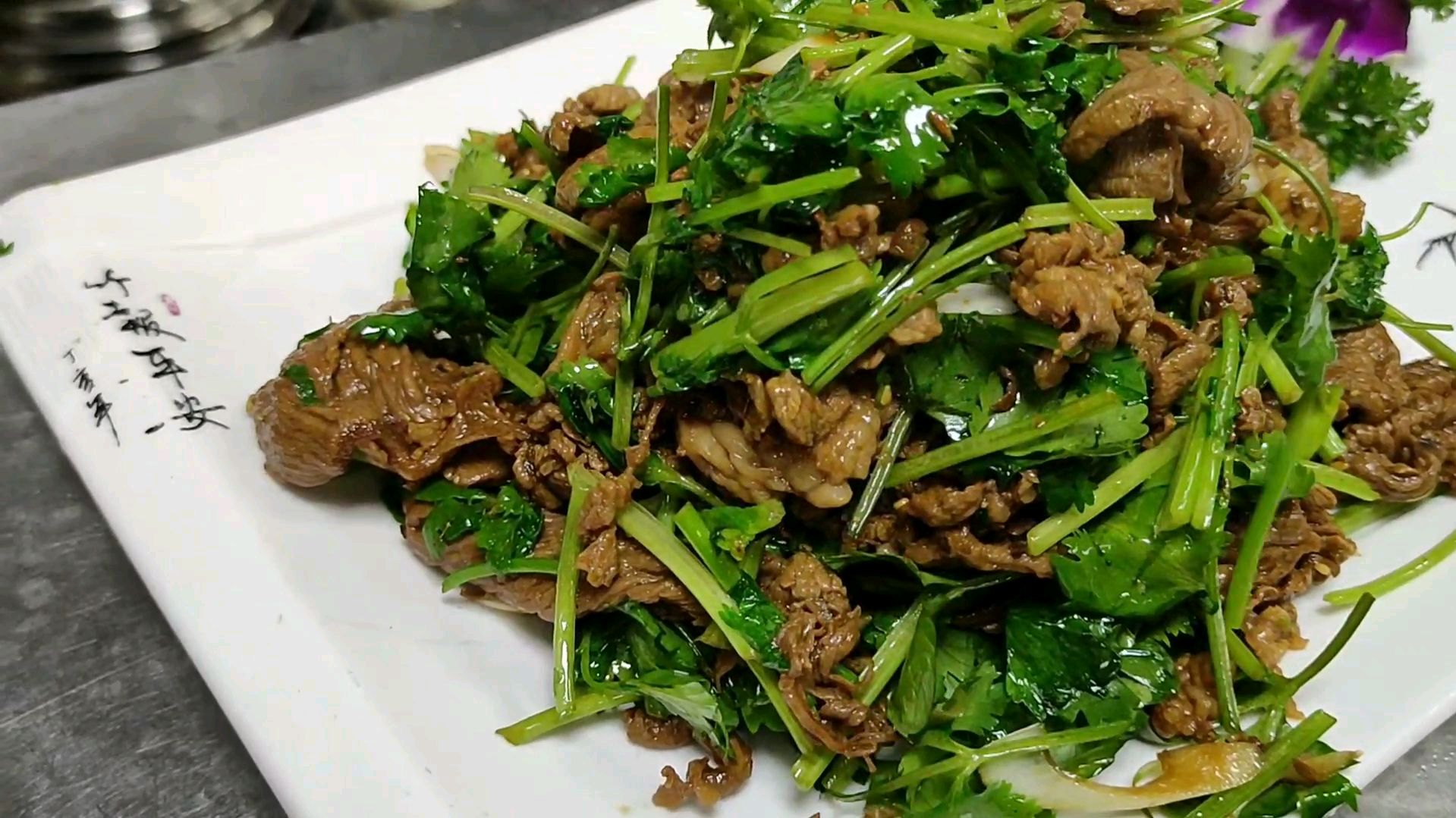 新来厨师炒老北京烧烤羊肉,差点把厨师长气坏,炒完效果还不错