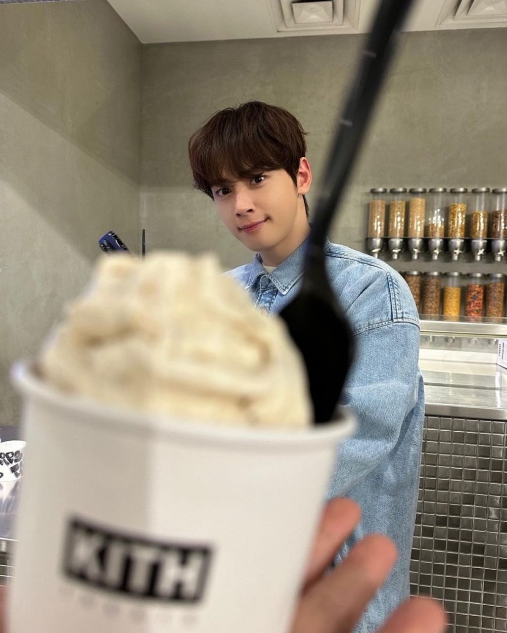 车银优拍了几张吃雪糕的照片. 他身穿牛仔上衣外套,一如既往的帅气.