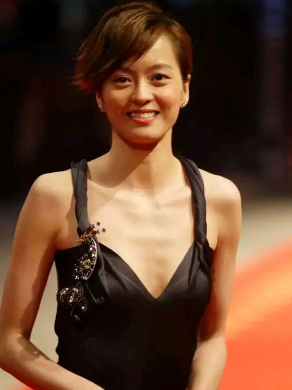 [鲜花][鲜花][鲜花] 梁咏琪还留着清新的短发,笑起来真的是好甜,容光