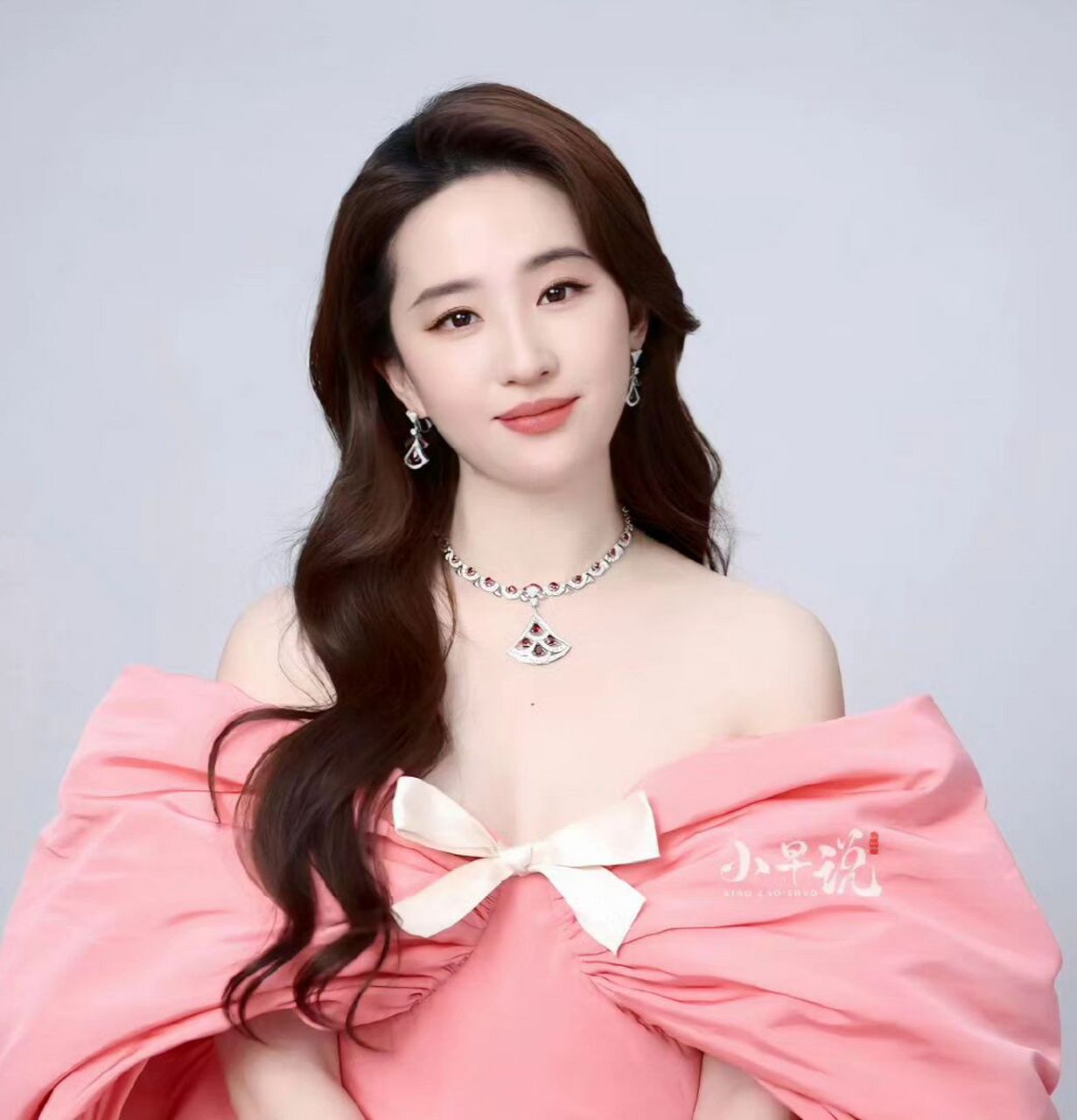 刘亦菲抹胸蝴蝶结粉裙,刘亦菲卷发 粉色抹胸蝴蝶结96粉裙[哇][哇]