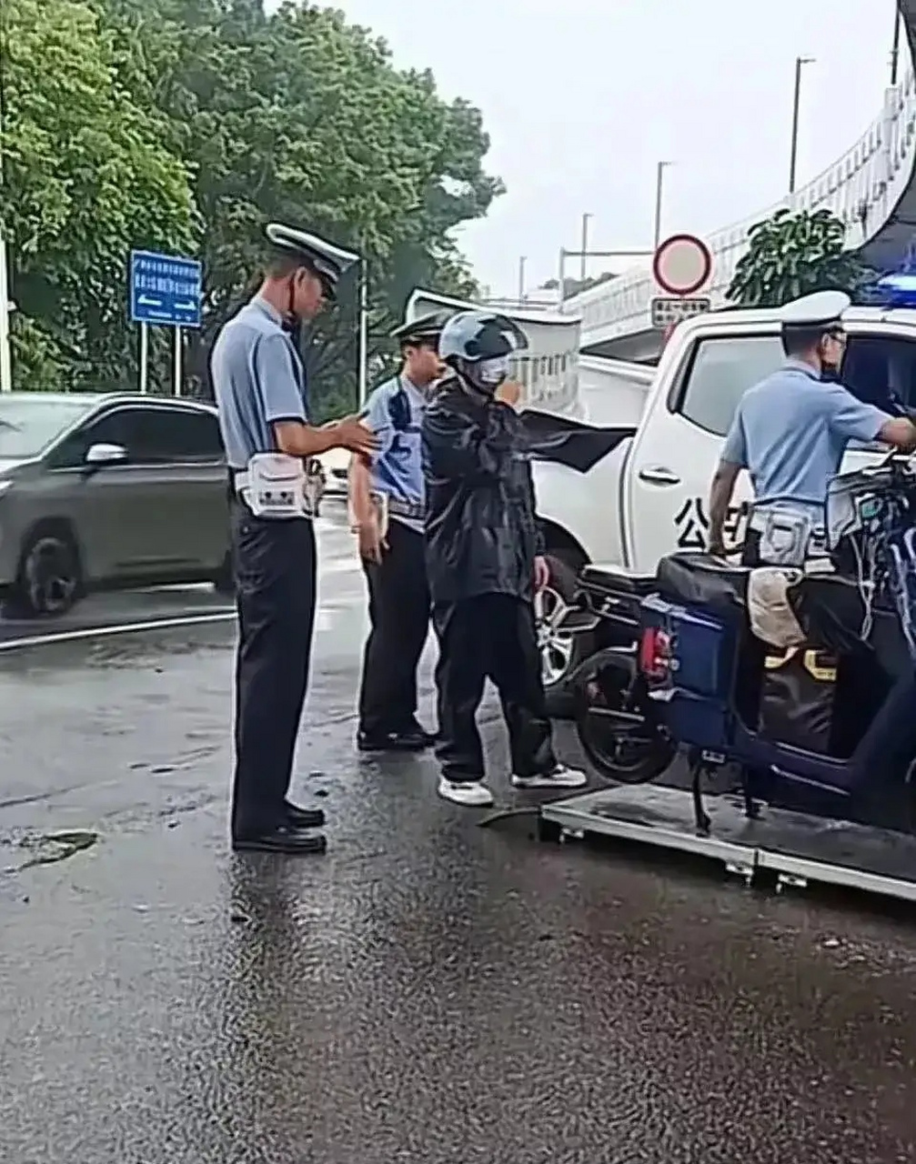 近日,广州市一则交警拦下骑行者给电动车"称重"的新闻引发了广泛