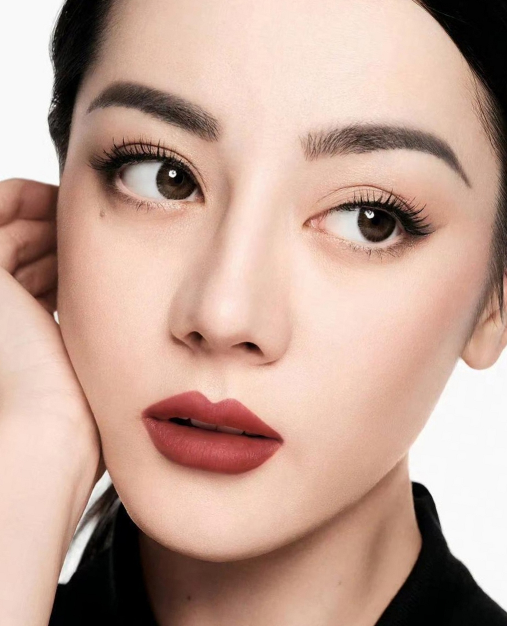 看迪丽热巴淡妆很清秀,浓妆很吸睛,尤其那支口红96更适合迪丽热巴!