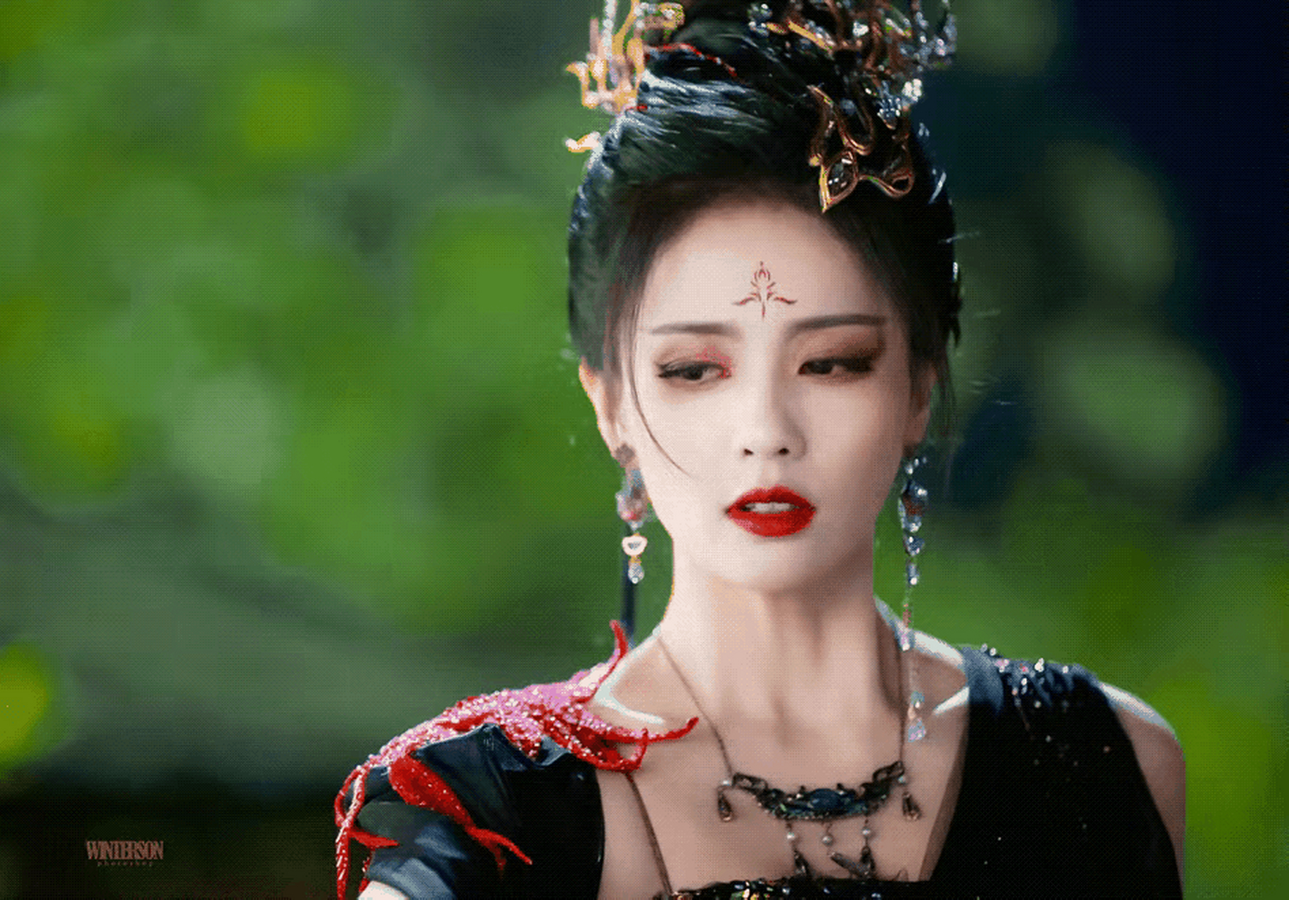 钟欣潼cos黎苏苏  好多阿娇换脸《长月烬明》女主的视频,吐槽白鹿的蛮