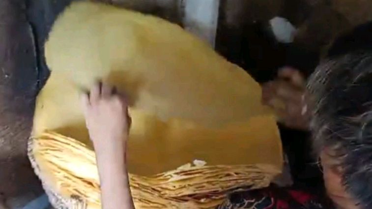 山东纯手工玉米煎饼,使用最古老的柴火灶,寻找儿时的味道