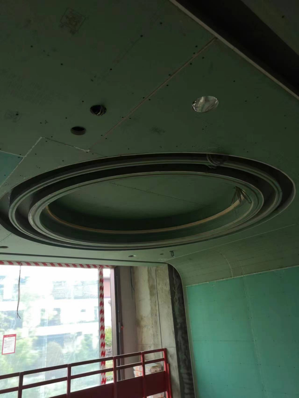 五万块木工活,最时髦的弧形大波浪,悬浮床头,三环路的圆吊顶,我叫它"