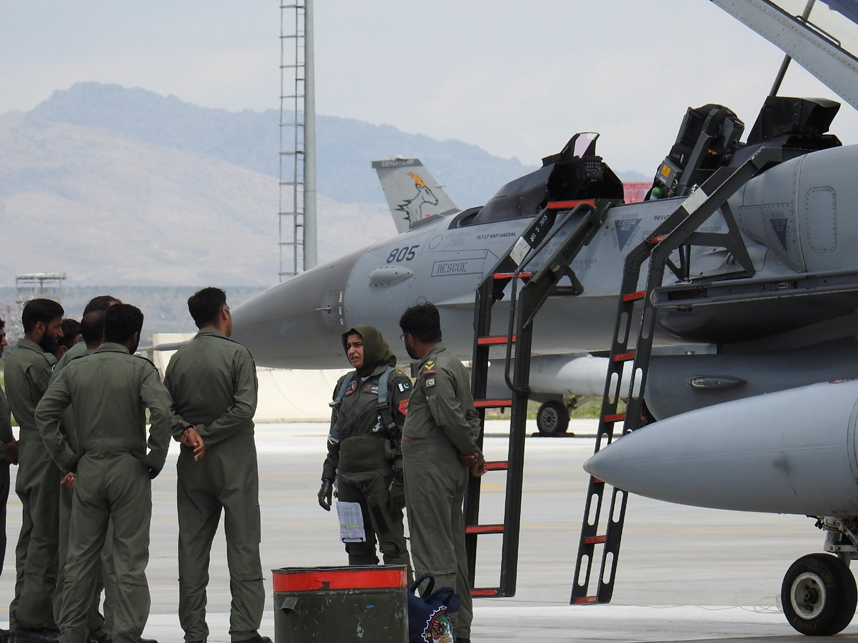 巴基斯坦空军女飞行员和她的豪华座驾f16block 52 676767