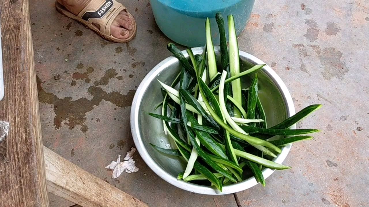 家里豆角黄瓜结得太多吃不完,准备晒成菜干或做成咸菜