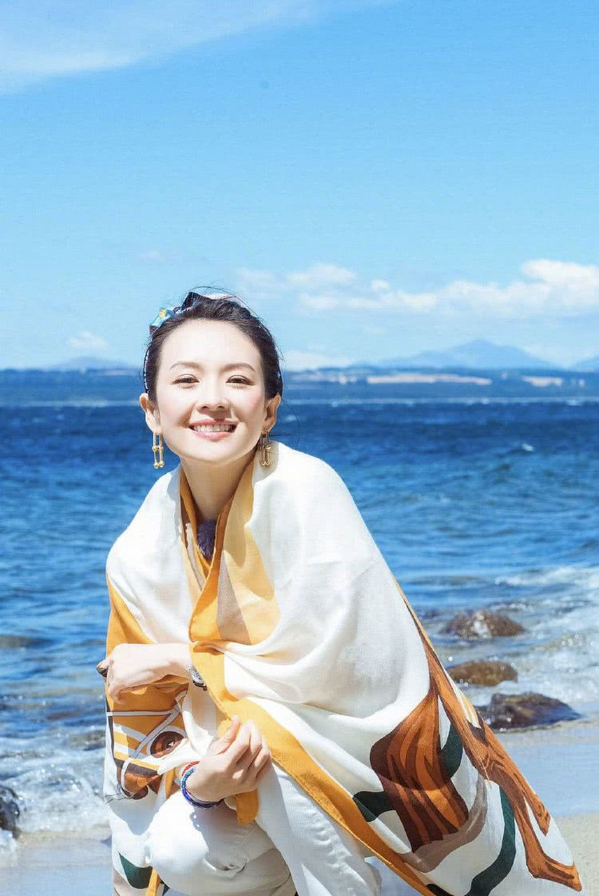 在我的眼中 章子怡的这六张照片是最美的 无论神情还是穿搭 都很美很