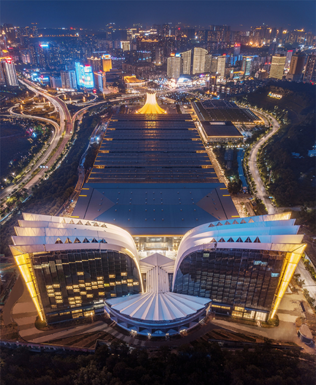 酒店精选# 南宁会展豪生大酒店位于繁华cbd黄金地段,服务人员非车的